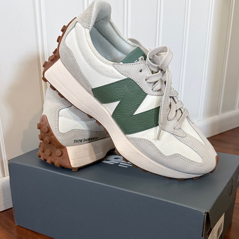 New Balance 327 Green and White Sneakers Size 9